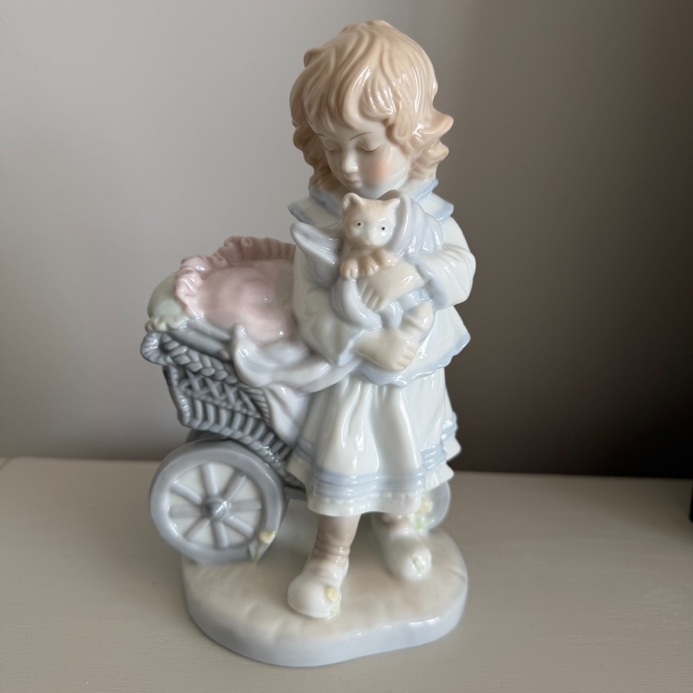 Dolfi Italy - Handpainted - Original Lisi Martin #151  Girl with Kitten Figurine